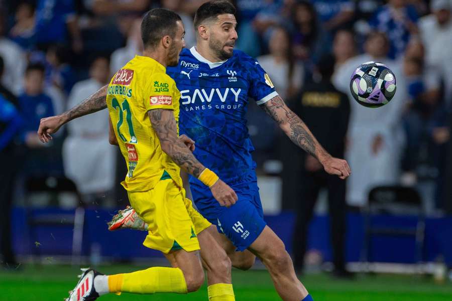 Mitrovic foi titular no Al Hilal e fechou o triunfo com o 3-0, assistido por Rúben Neves