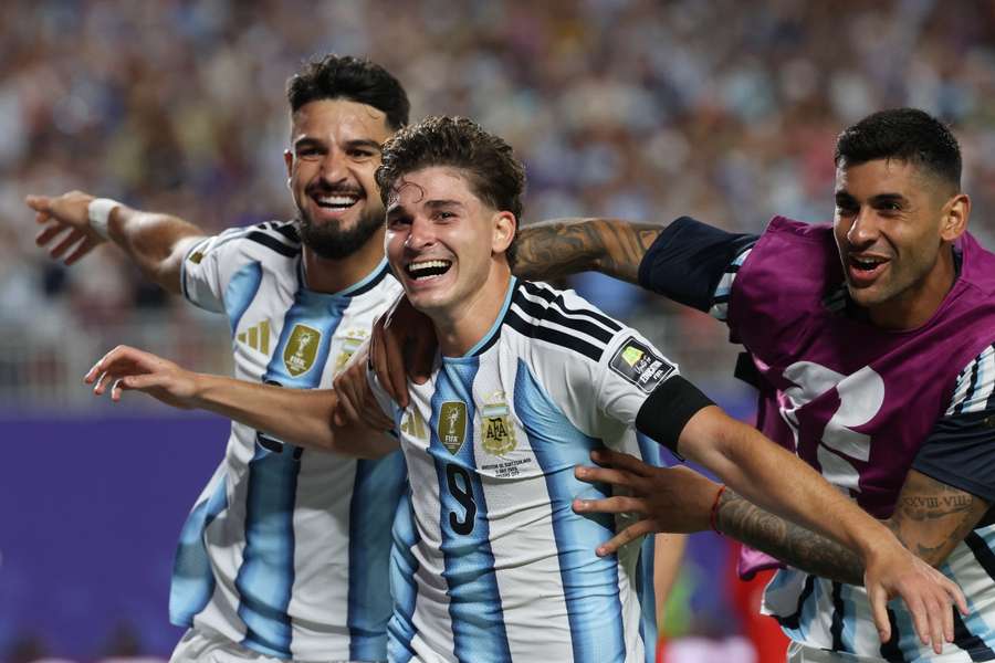 Julián Álvarez y el Cuti Romero celebran un gol de Argentina ante Suiza, con José Manuel López