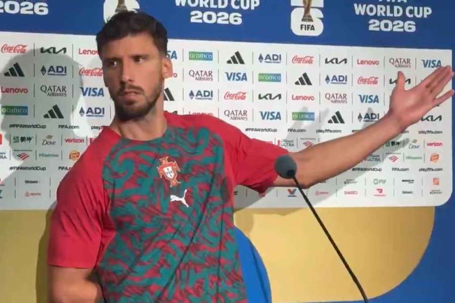 Rúben Dias se irritou com barulho na zona mista de Portugal x Espanha Rúben Dias se irritou com barulho na zona mista de Portugal x Espanha