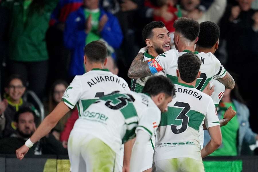 Los jugadores del Elche celebran su gol ante la Real Sociedad