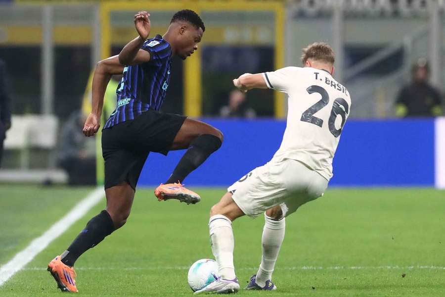Denzel Dumfries durante la partita contro la Lazio dello scorso mese di ottobre