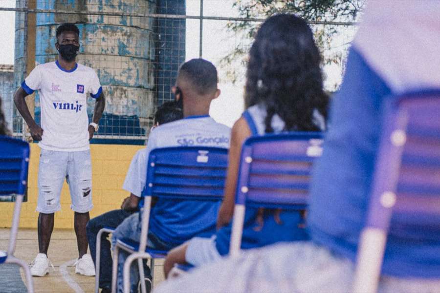 Jogador tem instituto para ajudar escolas públicas