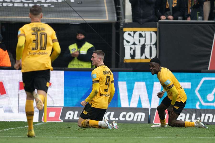Borkowski bejubelt seinen Treffer zur 2:1 Führung für Dresden