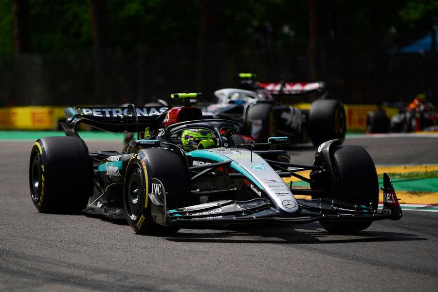 Lewis Hamilton, en acción en Imola