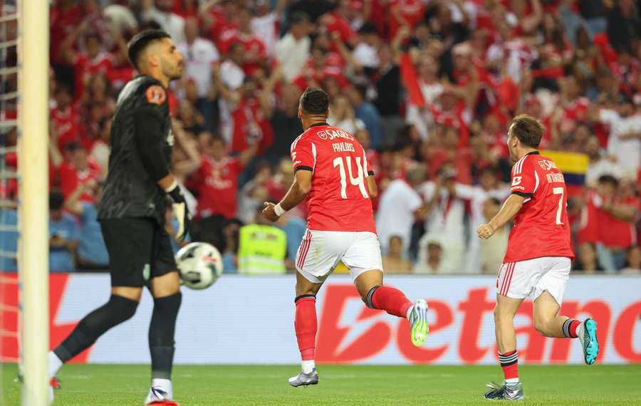 Pavlidis celebra perante a frustração de Rui Silva