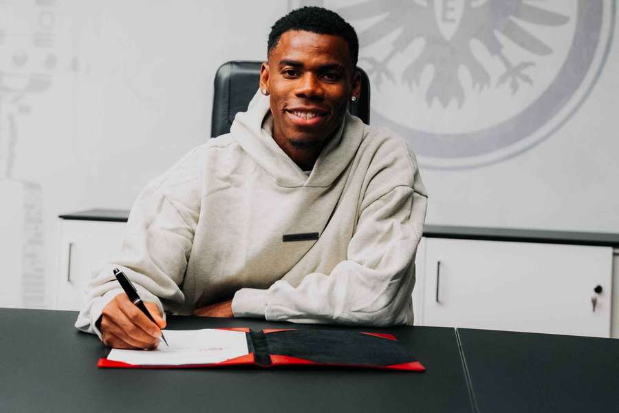 Raphael Onyedika na assinatura de contrato Raphael Onyedika na assinatura de contrato