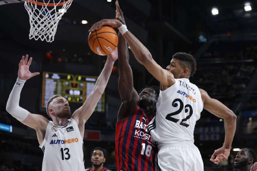 Musa y Tavares en una acción ante Diop