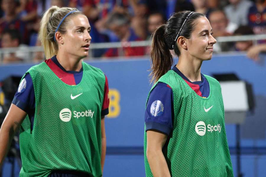 Aitana y Alexia calientan en un partido de pretemporada.