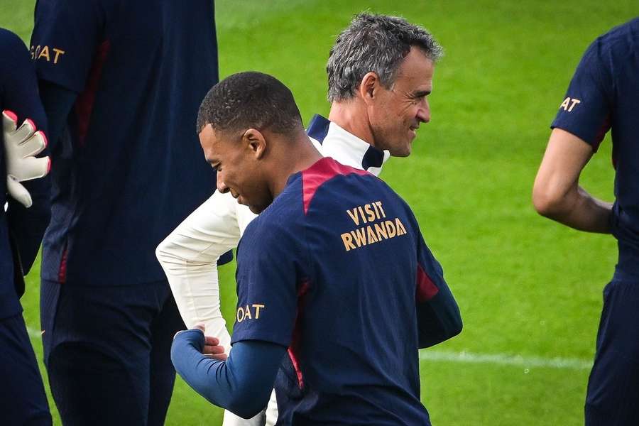 Mbappe und Enrique bei einer Trainingseinheit.