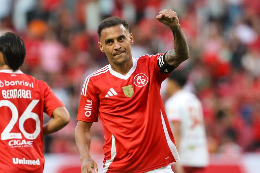 Internacional vence xará com gols de pênalti e de estreante Internacional vence xará com gols de pênalti e de estreante
