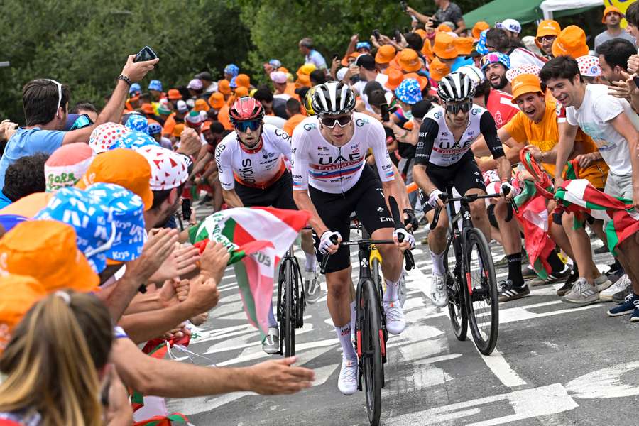 Tausende baskische Fans kamen zum Tour-Auftakt auf die Straßen.