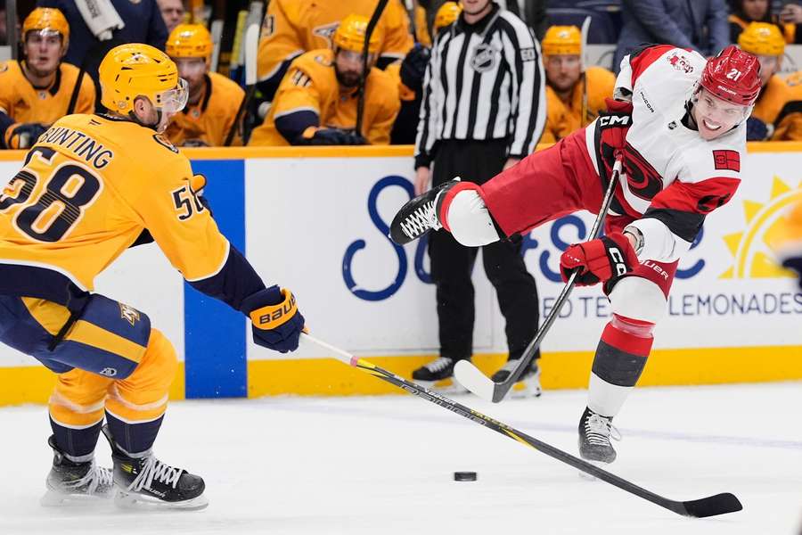 Hurricanes przedłużyli serię zwycięstw do pięciu, wygrywając z Nashville Predators Hurricanes przedłużyli serię zwycięstw do pięciu, wygrywając z Nashville Predators