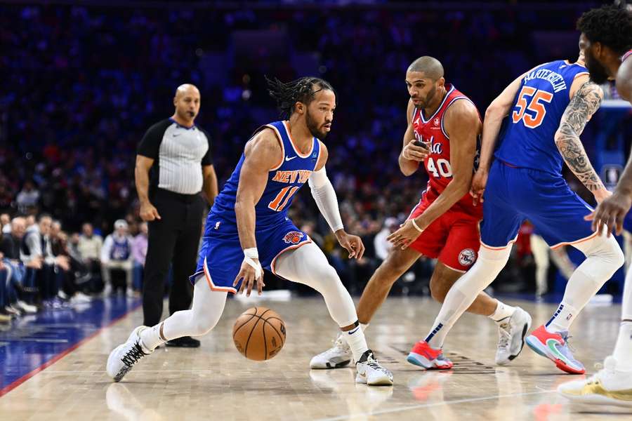 New York Knicks guard Jalen Brunson controls the ball against the Philadelphia 76ers in the first quarter