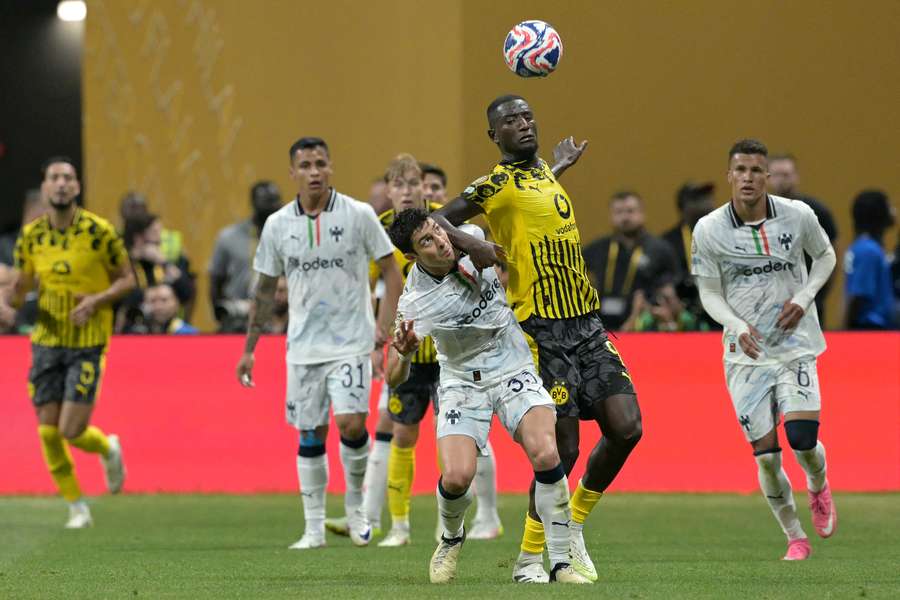 Serhou Guirassy (a destra, in giallo) e Stefan Medina (a sinistra, in bianco) del Monterrey lottano per il pallone 