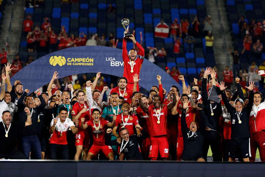 El Toluca levanta el título de campeón