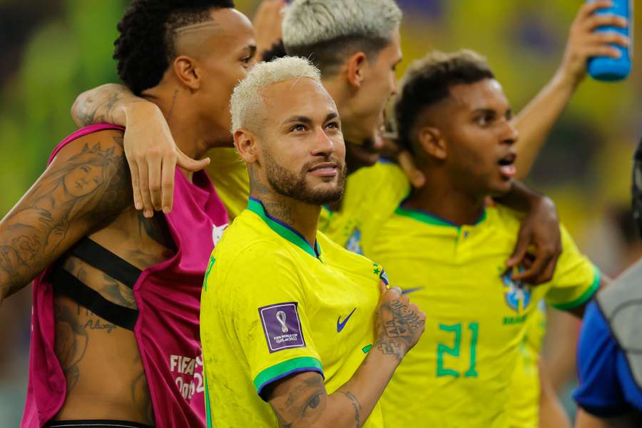 Neymar Jr. agarra el escudo de Brasil.