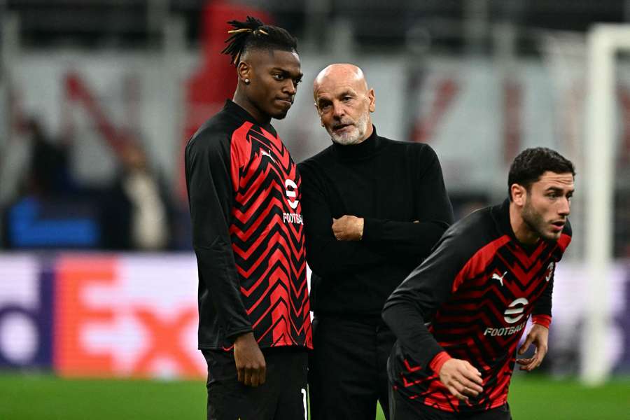 SIC Notícias - Nos campos de futebol é Rafael Leão, jogador do AC Milan e  da seleção portuguesa, no mundo das 'rimas e batidas' é Way 45, que edita  na sexta-feira o