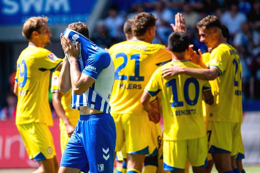 Magdeburgs Nollenberger versteckt das Gesicht unter dem Trikot, während Braunschweig jubelt Magdeburgs Nollenberger versteckt das Gesicht unter dem Trikot, während Braunschweig jubelt
