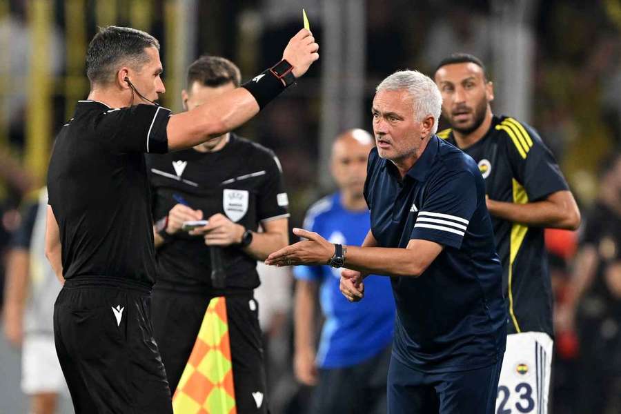 Istvan Kovacs îi arată cartonașul galben lui Jose Mourinho