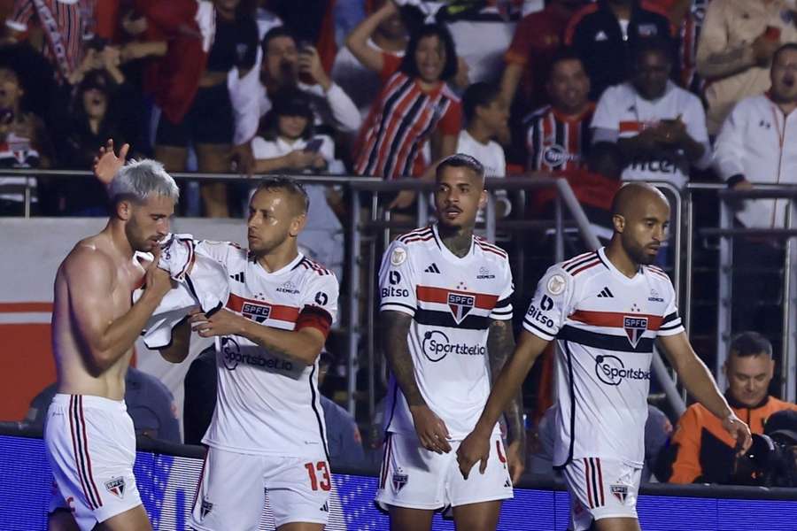 Jogadores do São Paulo comemoram gol da virada