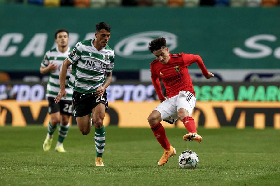 Pedro Porro e Franco Cervi num Sporting-Benfica durante a Covid-19