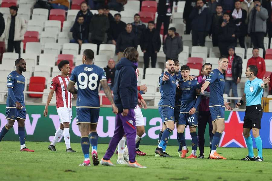 Turkse politie arresteert man die speler Fiorentina op veld sloeg