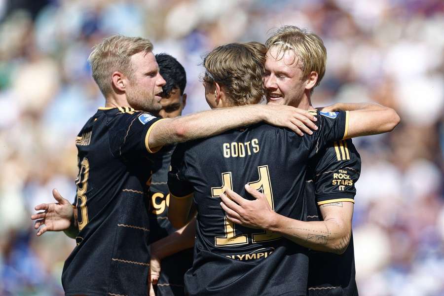 Ajax jubelt nach dem späten 2:0 von Brandt. Ajax jubelt nach dem späten 2:0 von Brandt.