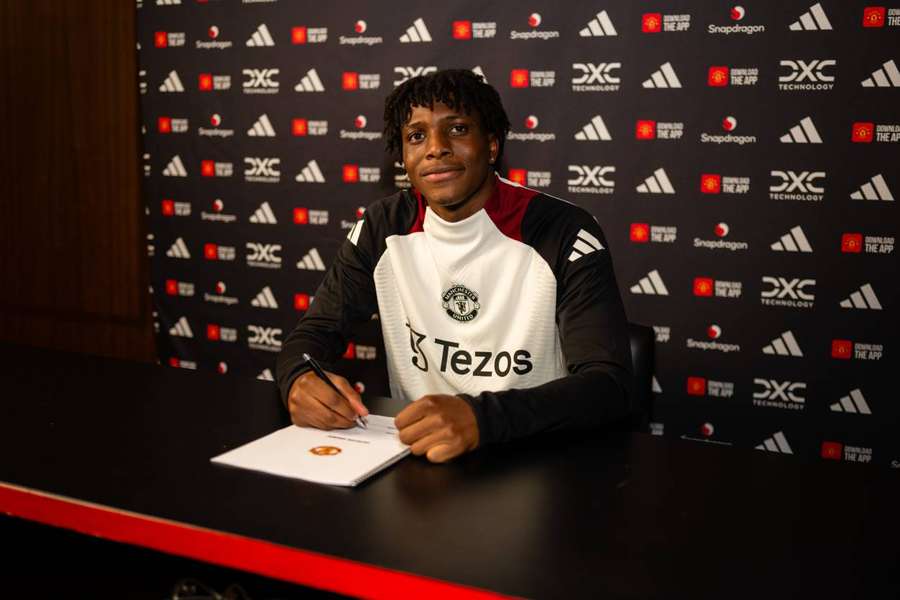 Dorgu počas podpisu svojho kontraktu s United.