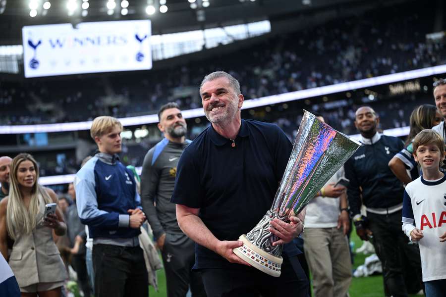 Ange Postecoglou, con el primer trofeo del Tottenham tras muchos años