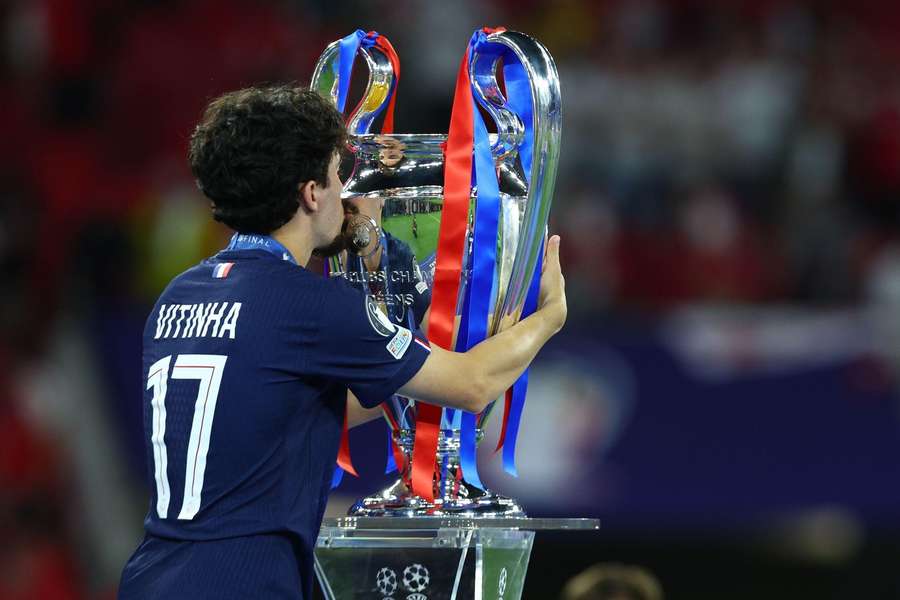 Bitinha beija o troféu da Liga dos Campeões