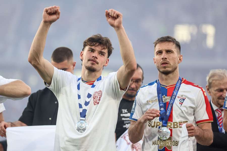 Lukáš Ambros (vlevo) a Michal Sáček letos v květnu se stříbrnou medailí za druhé místo v polské lize.