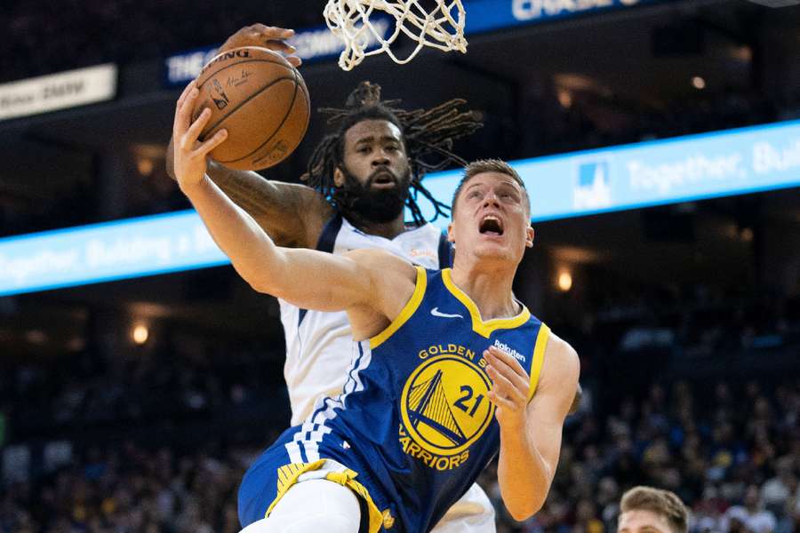 Jonas Jerebko com a camisola dos Golden State Warriors 