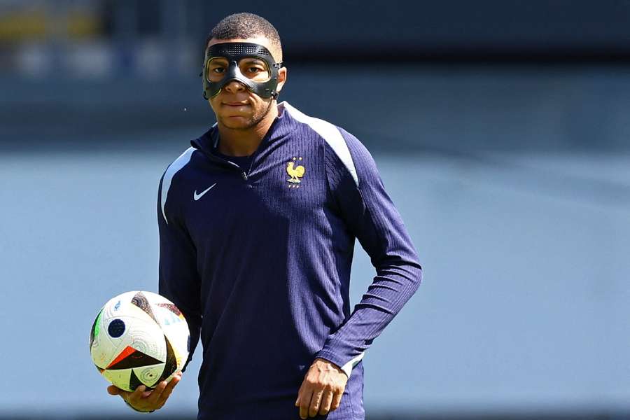 Mbappe in training with his mask