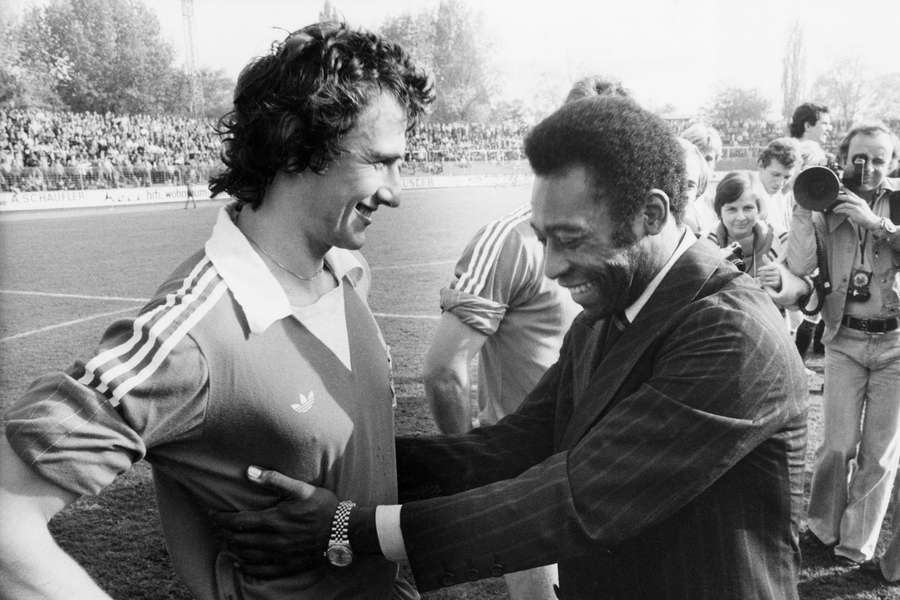 Brasiliens Jahrhundertfußballer Pelé (r.) bewundert Dieter Müller im Jahr 1977.