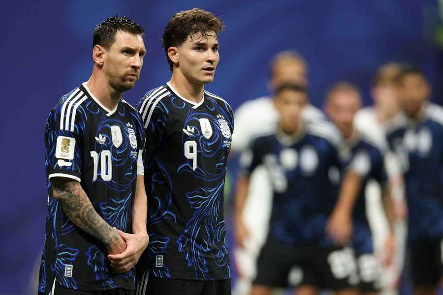 Julian Alvarez, unul din cei 9 jucători ai lui Atletico la Cupa Mondială, alături de Leo Messi Julian Alvarez, unul din cei 9 jucători ai lui Atletico la Cupa Mondială, alături de Leo Messi