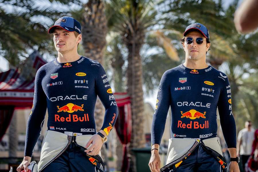 Max Verstappen en Sergio Perez tijdens de eerste testdag op het Bahrain International Circuit Sakhir