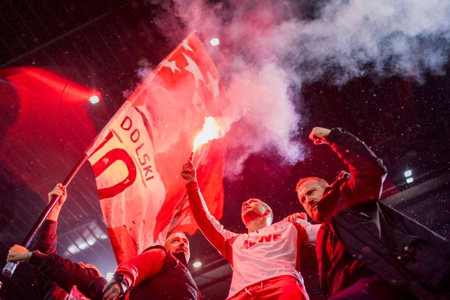 Lukas Podolski beim Feiern mit den FC-Fans.