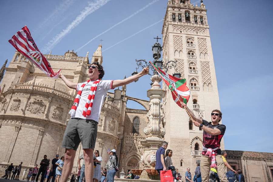 Seguidores del Athletic de Bilbao disfrutan en Sevilla