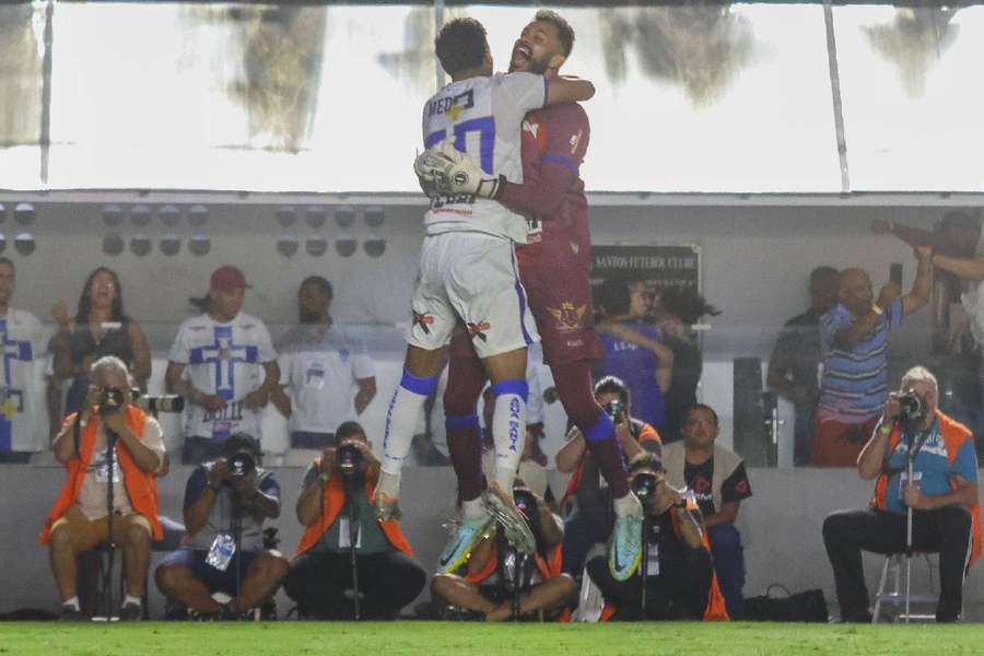 Jogadores do Água Santa celebram classificação à final do Paulistão