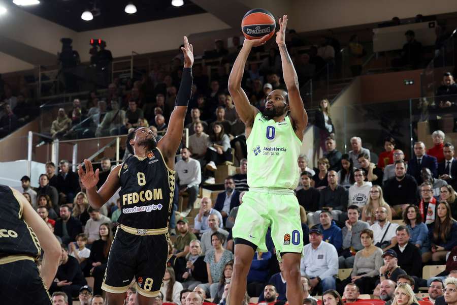 Kevin Punter lanza a canasta ante Jordan Loyd