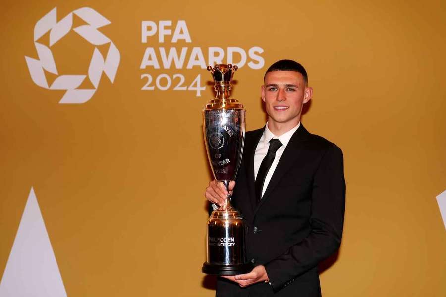 Phil Foden mit seiner neuesten Trophäe.