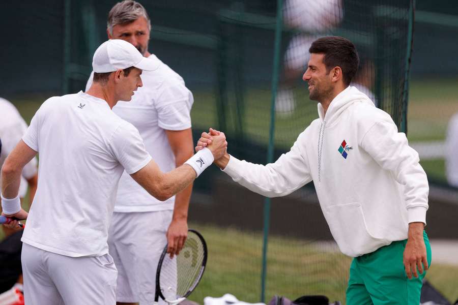 Andy Murray estrechando la mano de Novak Djokovic durante un entrenamiento