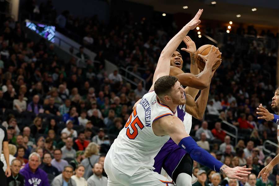 Isaiah Hartenstein van de Knicks maakt een blocking foul op Giannis Antetokounmpo van de Bucks