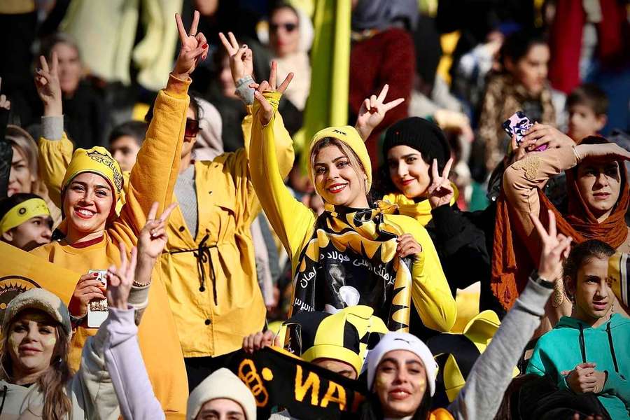 No Estádio Naqsh-e Jahan, em Isfahan, estavam presentes apenas mulheres e raparigas
