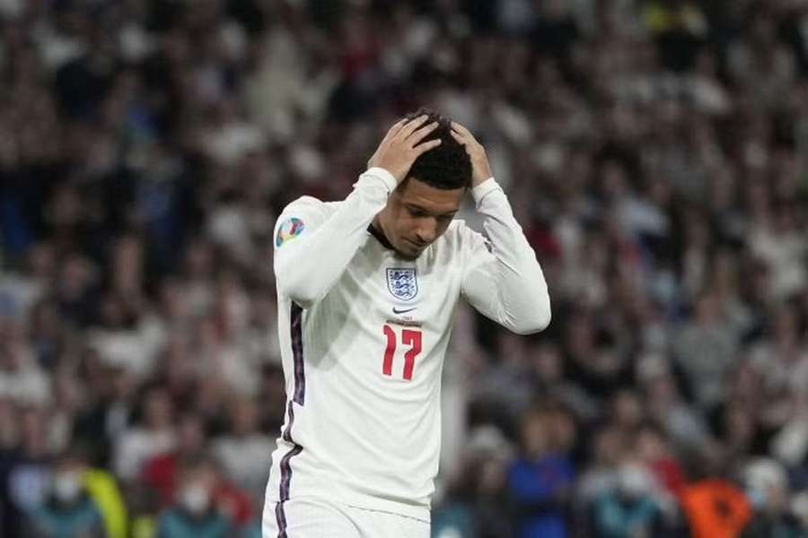 Jadon Sancho com vida difícil em Inglaterra