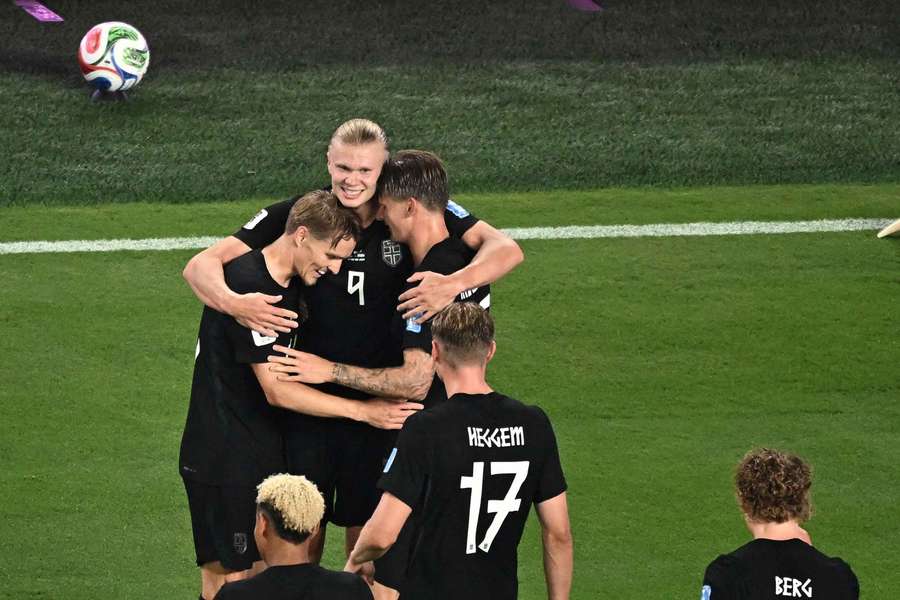 Haaland odpowiedział Messiemu i Mbappe! Dublet gracza City i pewny awans Norwegii Haaland odpowiedział Messiemu i Mbappe! Dublet gracza City i pewny awans Norwegii