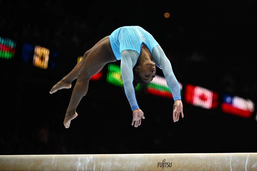 Simone Biles execută o săritură de excepție la Campionatele Mondiale de gimnastică.