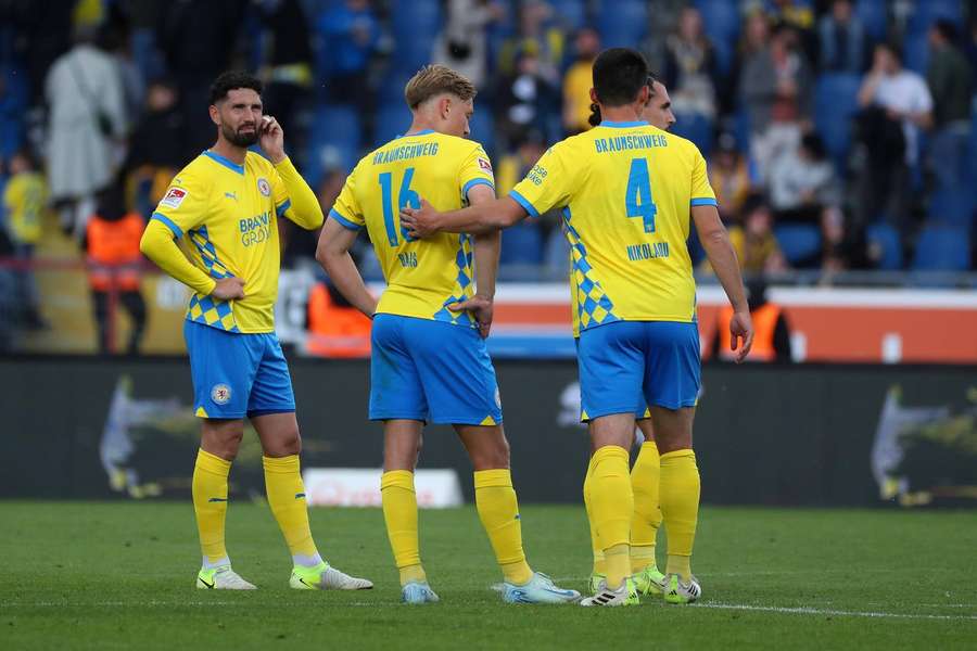 Enttäuschte Braunschweiger nach der 1:4-Pleite gegen Nürnberg Enttäuschte Braunschweiger nach der 1:4-Pleite gegen Nürnberg