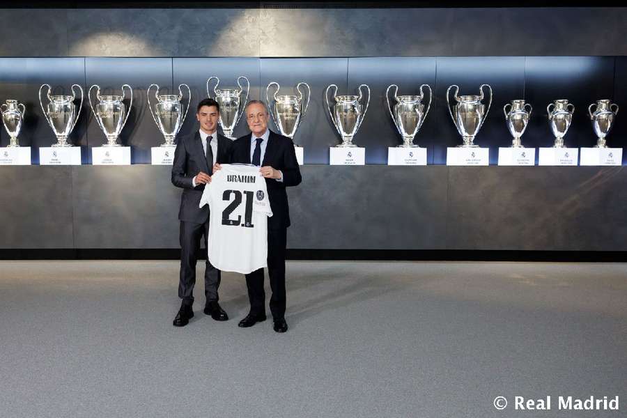 Brahim con Florentino Pérez e la sua nuova maglia numero 21.
