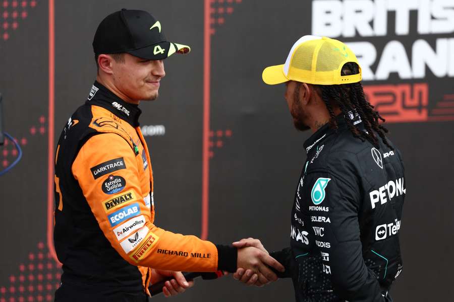 Lando Norris (I) y Lewis Hamilton (D)